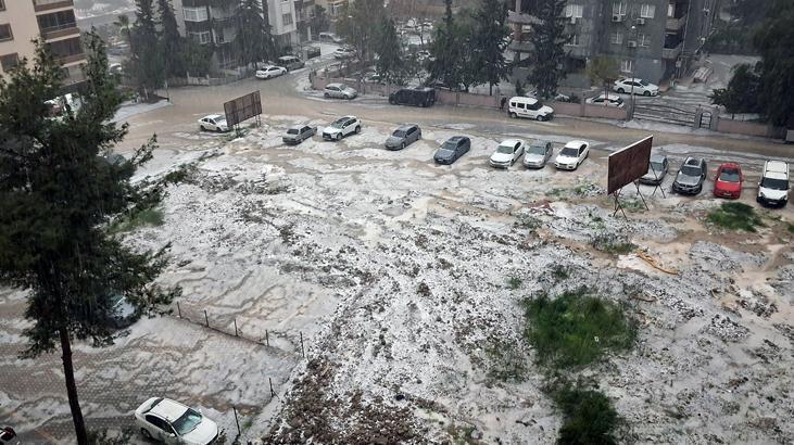 Meteoroloji'nin 'sarı' kodla uyardığı Adana'da cadde ve sokaklar beyaza büründü