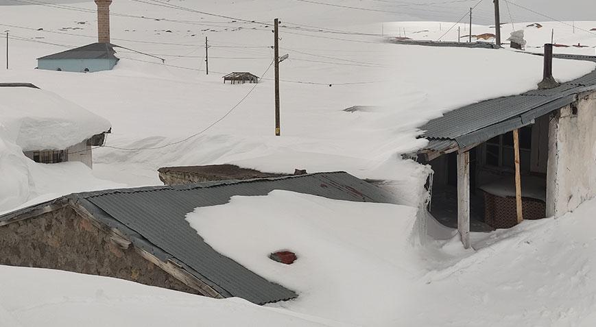 Nisan ayında şok görüntü! kar 3 metreyi buldu: Ev ve iş yerleri yok oldu