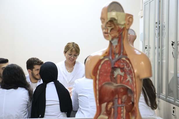 Dicle Üniversitesi’nde bir ilk: ‘Ölüler dirileri eğitir’ diyen akademisyenden görülmemiş bağış Dicle Üniversitesi’nde bir ilk: ‘Ölüler dirileri eğitir’ diyen akademisyenden görülmemiş bağış