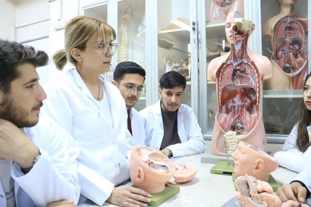 Dicle Üniversitesi’nde bir ilk: ‘Ölüler dirileri eğitir’ diyen akademisyenden görülmemiş bağış Dicle Üniversitesi’nde bir ilk: ‘Ölüler dirileri eğitir’ diyen akademisyenden görülmemiş bağış