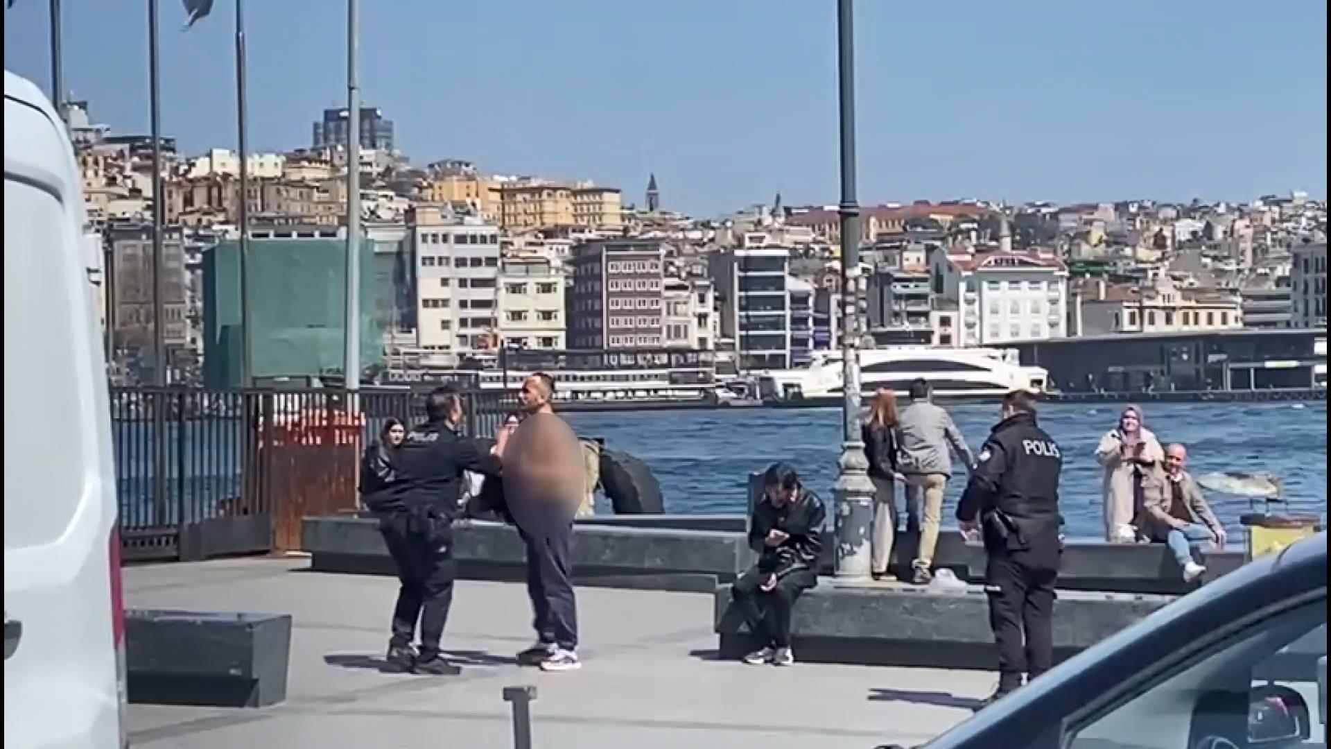Sirkeci’de dehşet anları! Döner bıçağıyla boğazını kesti, kalabalığın ortasında kanlar içinde yürüdü