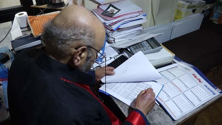 77 yaşında üniversiteyi bitirdi ‘Sınıfta bana dede diyorlardı’