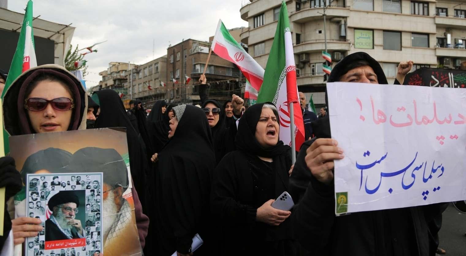 Binler Tahran sokaklarına döküldü ABD-İran arasındaki geçici ateşkes protesto edildi