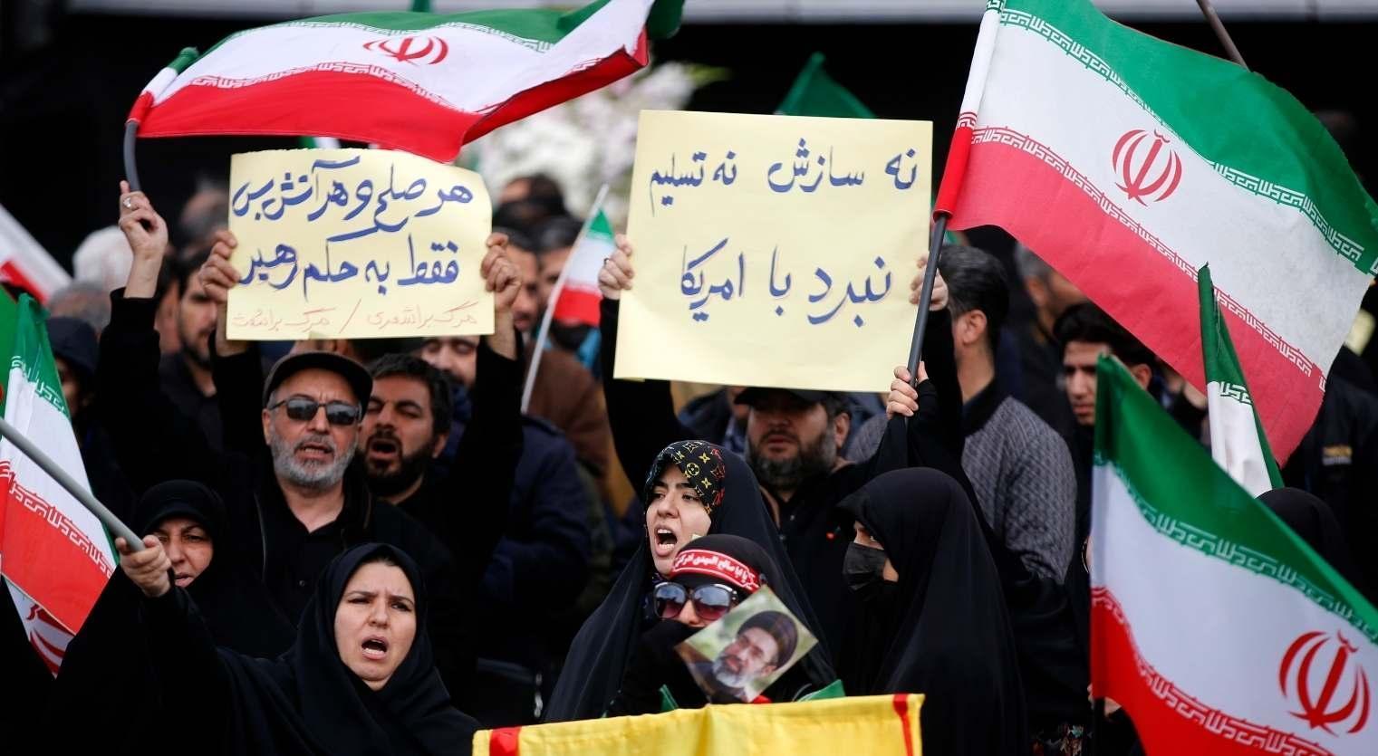 Binler Tahran sokaklarına döküldü ABD-İran arasındaki geçici ateşkes protesto edildi