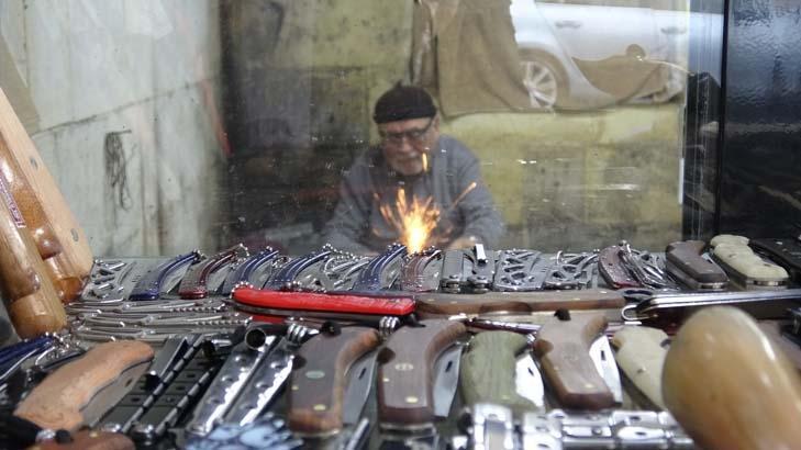 MESLEĞİNDEN KOPAMIYOR