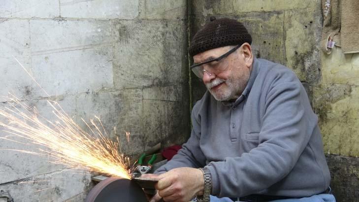 5 METREKARELİK DÜKKANINDA MESAİYE DEVAM EDİYOR