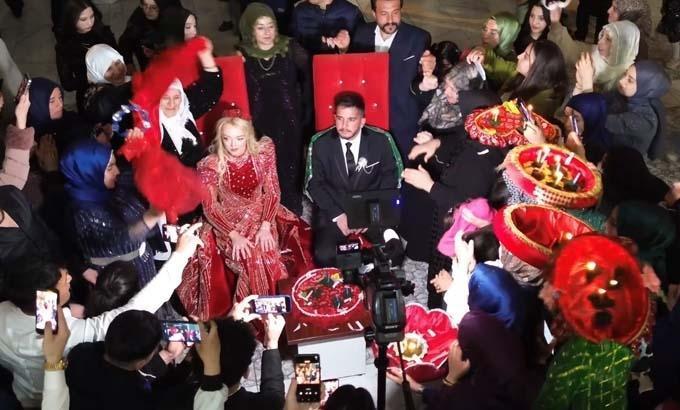 Tatil aşka dönüştü Van’a İskoçyalı gelin: Yöresel kıyafet giyip halay çekti