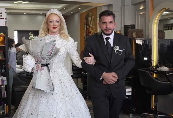 YÖRESEL KIYAFETLİ DAVETLİLERLE HALAY ÇEKTİ