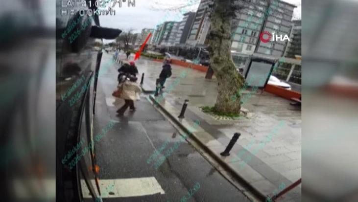 Küçükçekmece’de kaza! İETT’den inen kadına motosiklet çarptı: Dehşet anı kamerada