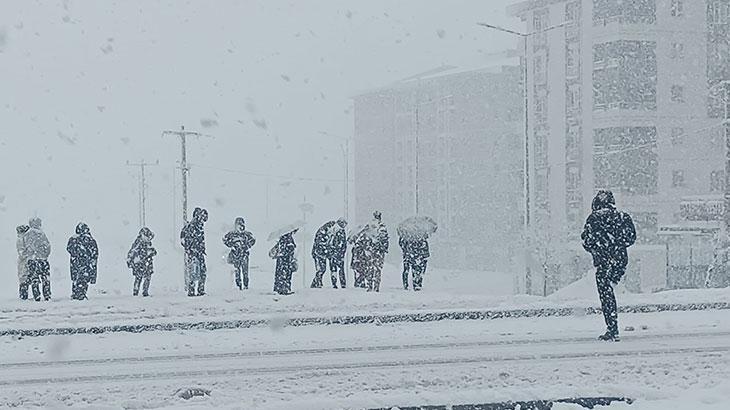 Kentte lapa lapa kar şaşkınlığı! 2 gündür yağıyor... 84 yerleşim yeri ulaşıma kapandı