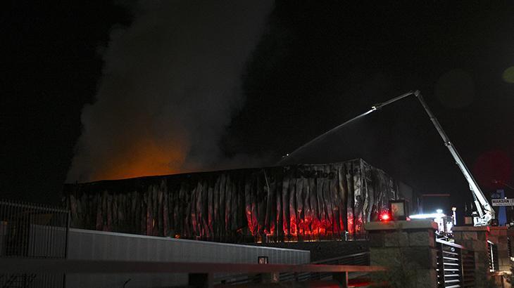 Ankara'da ilaç fabrikasında çıkan yangına müdahale ediliyor