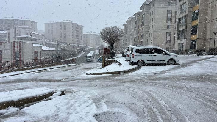 Fotoğraflar bugün çekildi Ankara dahil birçok kent beyaza büründü