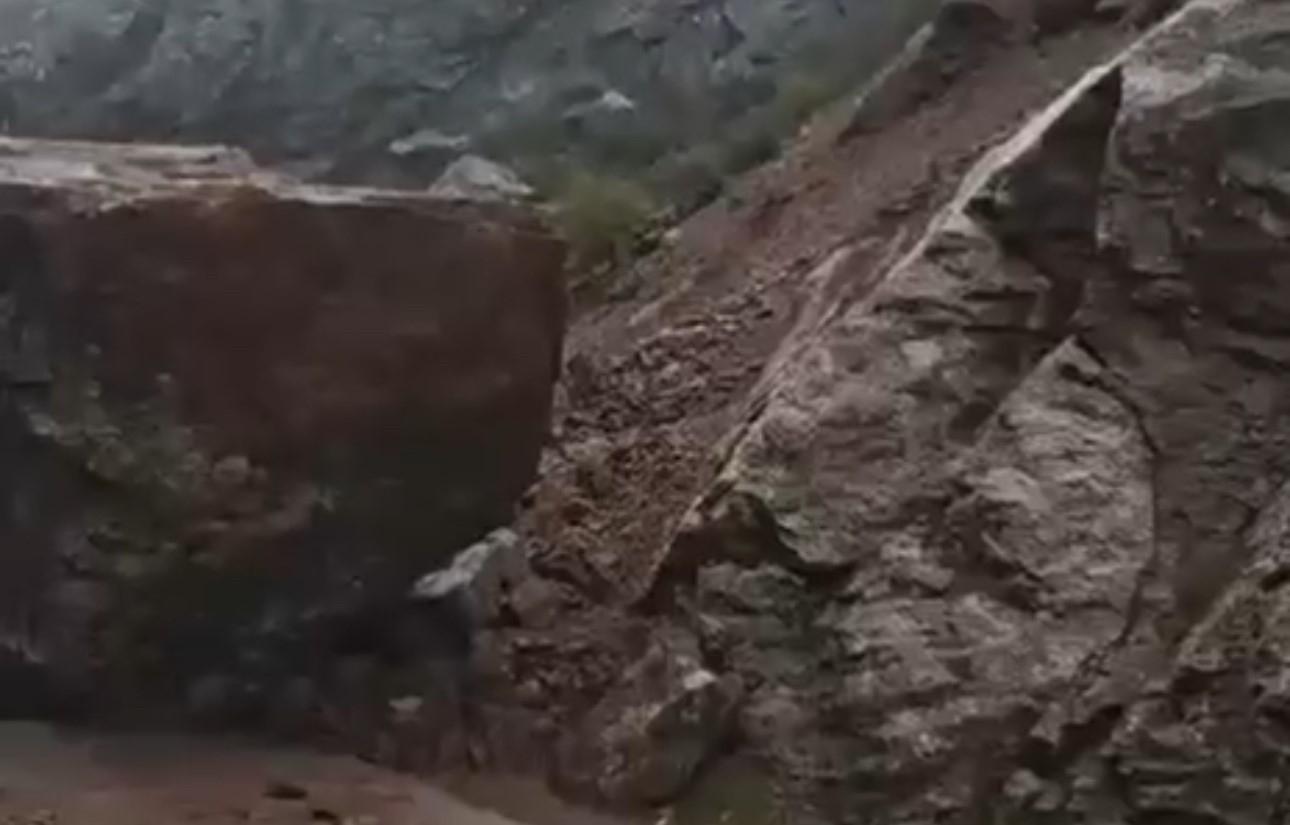 Dağdan kopan dev kaya yolu kapattı! Sürücüler mahsur kaldı