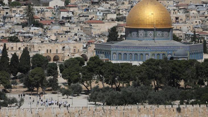 İsrail polisi, Mescid-i Aksa'da avlusunda 2 kadın ve 1 görevliyi gözaltına aldı