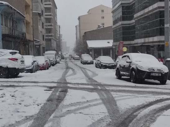 Tam 4 gündür yağıyor Kar kalınlığı 60 santime ulaştı: ‘Kış geri döndü’ Tam 4 gündür yağıyor Kar kalınlığı 60 santime ulaştı: ‘Kış geri döndü’