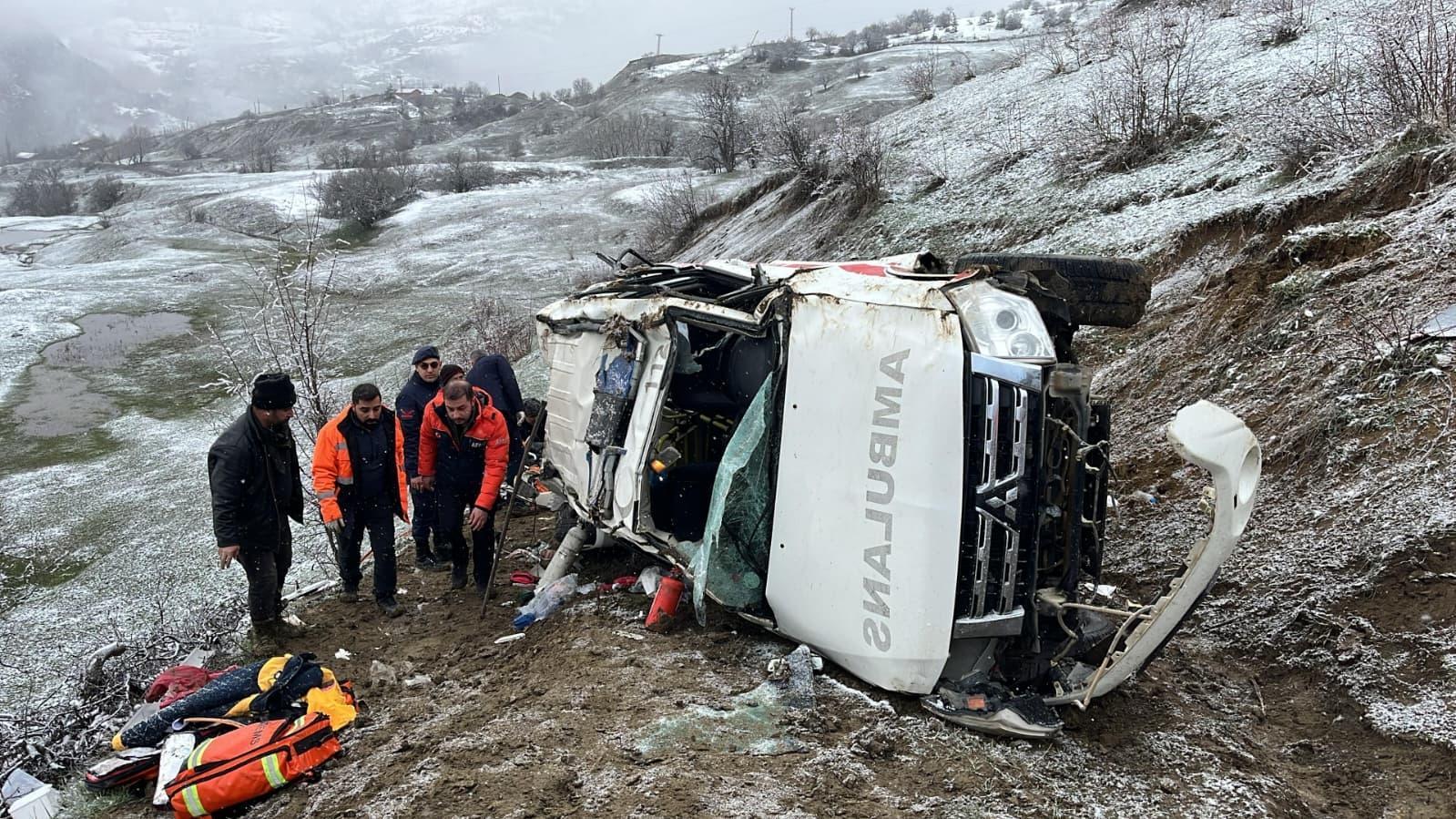 Artvin’de kar ve buzlanma faciası! Ambulans uçuruma yuvarlandı: 1 ölü, 4 yaralı