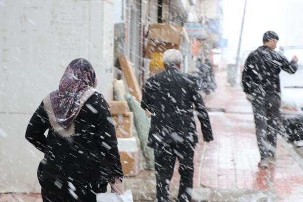 Tam 4 gündür yağıyor Kar kalınlığı 60 santime ulaştı: ‘Kış geri döndü’ Tam 4 gündür yağıyor Kar kalınlığı 60 santime ulaştı: ‘Kış geri döndü’