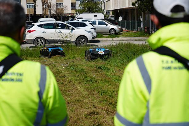 Parkta gören şaşırdı! Samsun 2 robot göreve başladı: 6 kişilik işi tek başına yapıyorlar