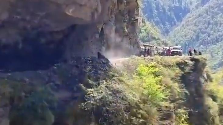 Devasa kaya saniyeler içinde çöktü! Facia anı kamerada