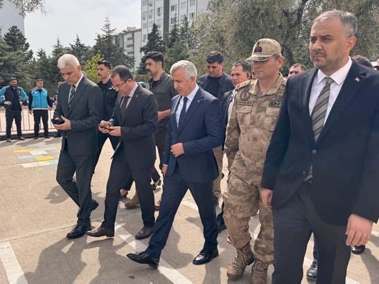 Kahramanmaraş’ta okulda silah sesleri Ölü ve yaralılar var: Olay yerinden sıcak görüntüler...