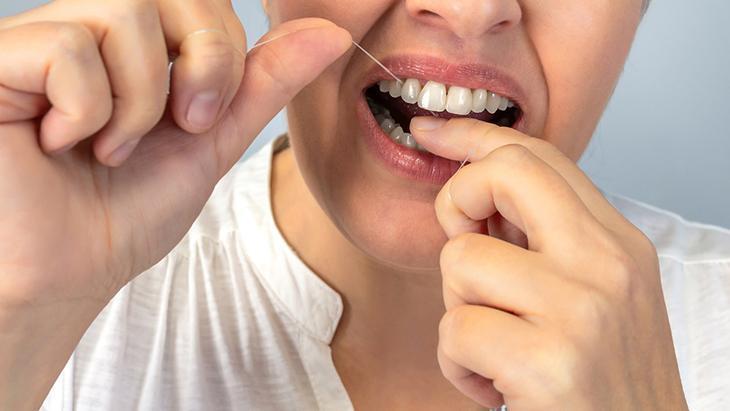 Ağız bakımının olmazsa olmazı ama zarar da verebilir! Diş ipi nasıl kullanılmalı?