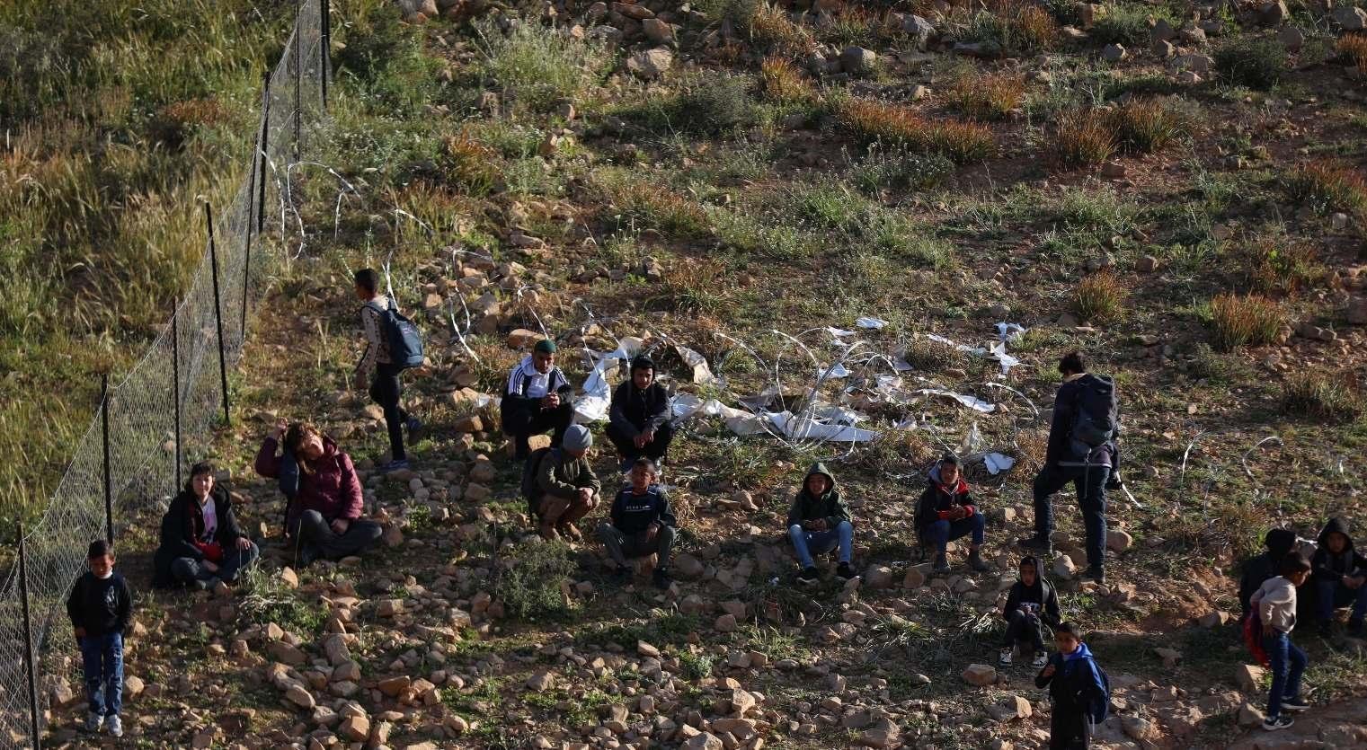 Okula gitmek isterken barikatla karşılaştılar Filistinli çocuklar İsrail nedeniyle sokakta eğitim gördü