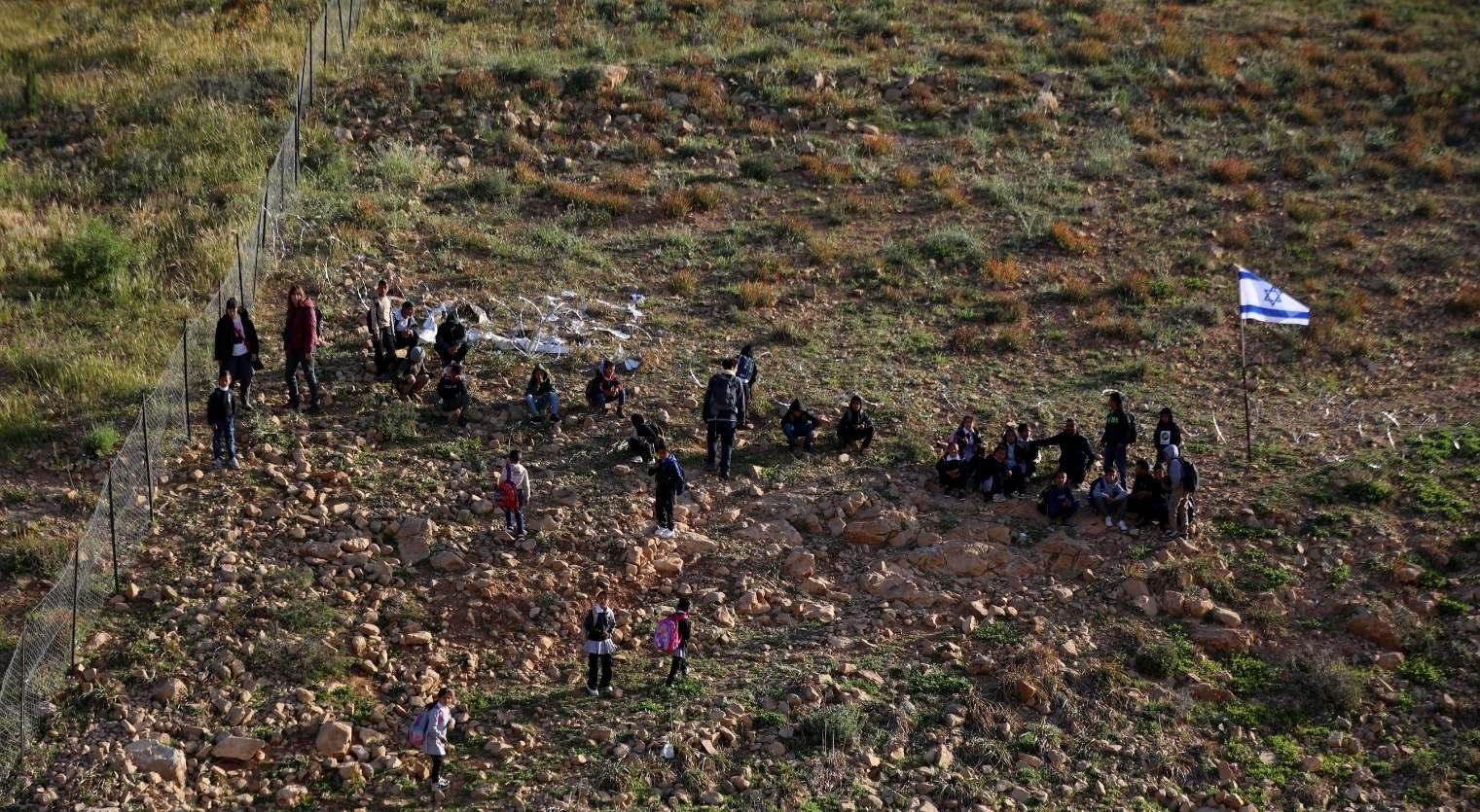 Okula gitmek isterken barikatla karşılaştılar Filistinli çocuklar İsrail nedeniyle sokakta eğitim gördü