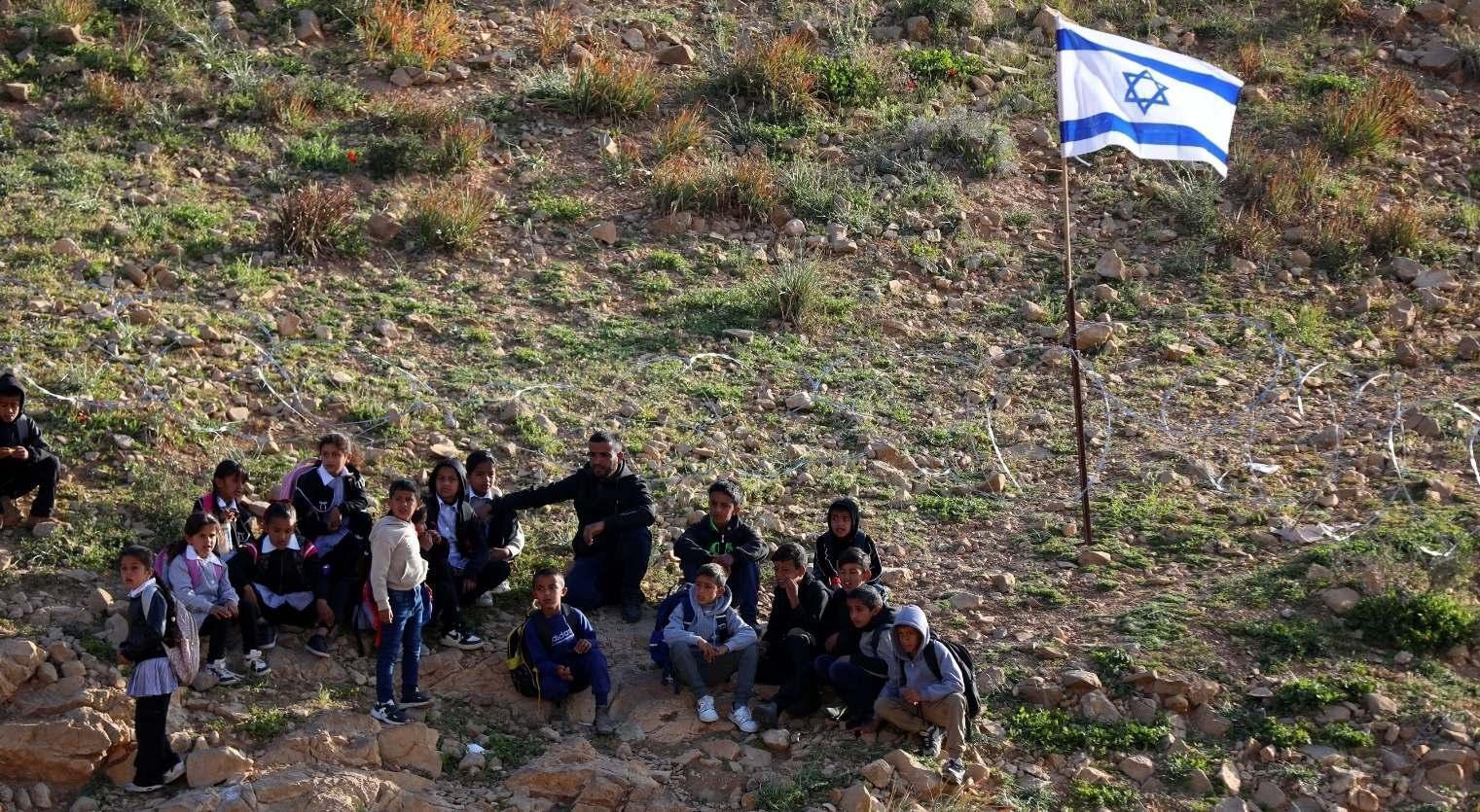 Okula gitmek isterken barikatla karşılaştılar Filistinli çocuklar İsrail nedeniyle sokakta eğitim gördü