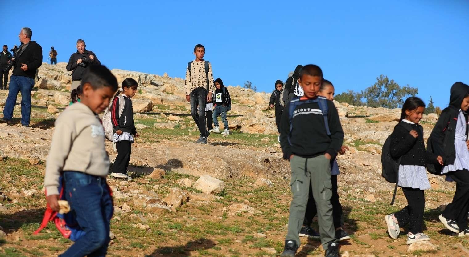 Okula gitmek isterken barikatla karşılaştılar Filistinli çocuklar İsrail nedeniyle sokakta eğitim gördü