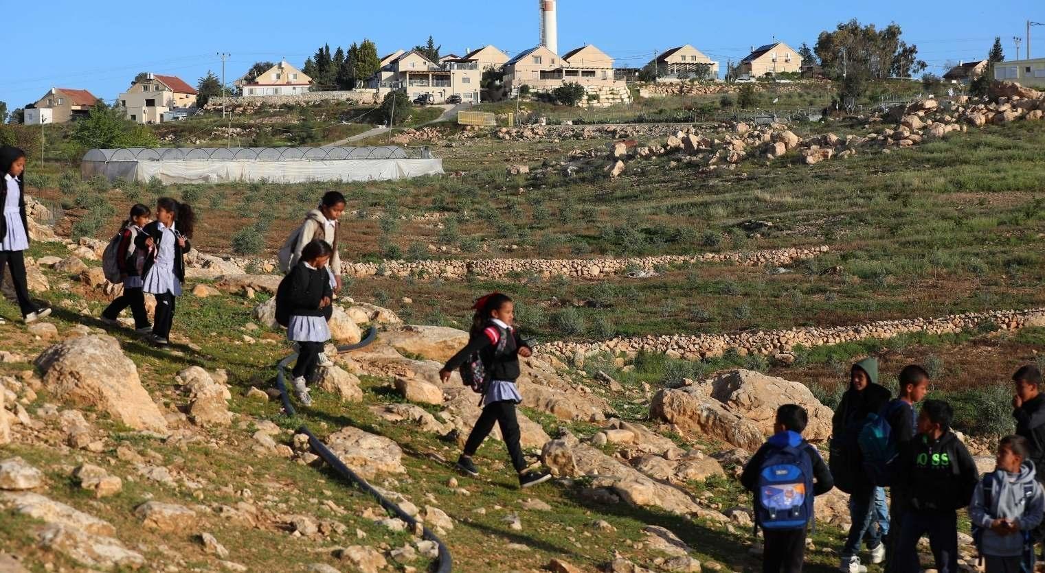 Okula gitmek isterken barikatla karşılaştılar Filistinli çocuklar İsrail nedeniyle sokakta eğitim gördü