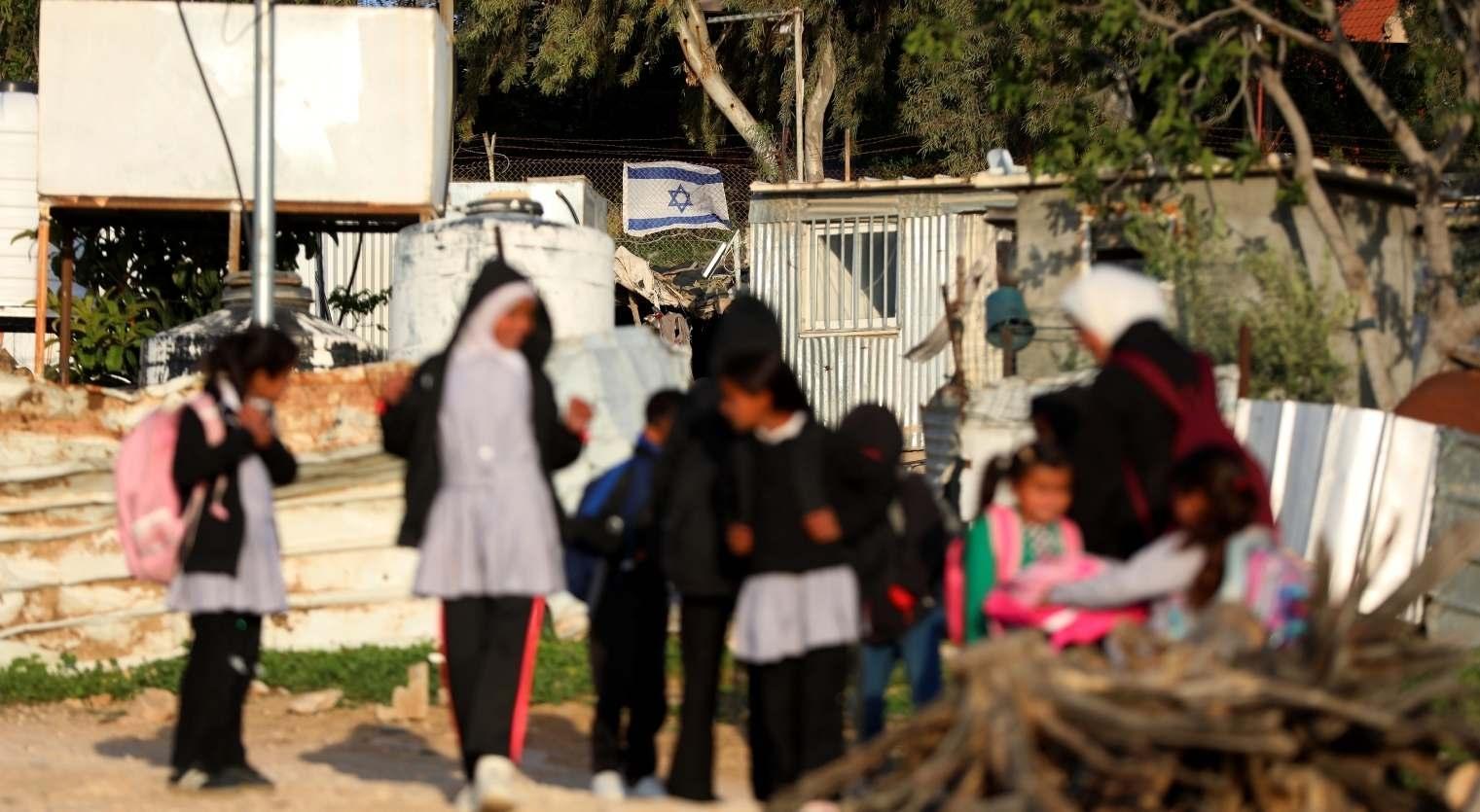 Okula gitmek isterken barikatla karşılaştılar Filistinli çocuklar İsrail nedeniyle sokakta eğitim gördü