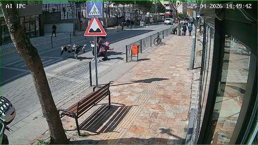 Zonguldak’ta korkunç kaza! Anne ve bebeği karşıya geçmeye çalışırken dehşeti yaşadı: Motosiklet çarptı