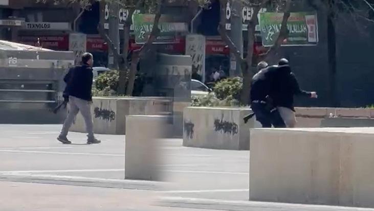 Diyarbakır’da sokakta korku dolu anlar! 'Sağa sola sıkacağım' diyerek ateş açtı