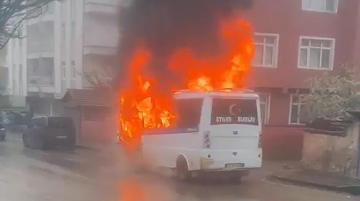 Kırıkkale'de yolcu minibüsü alev alev yandı