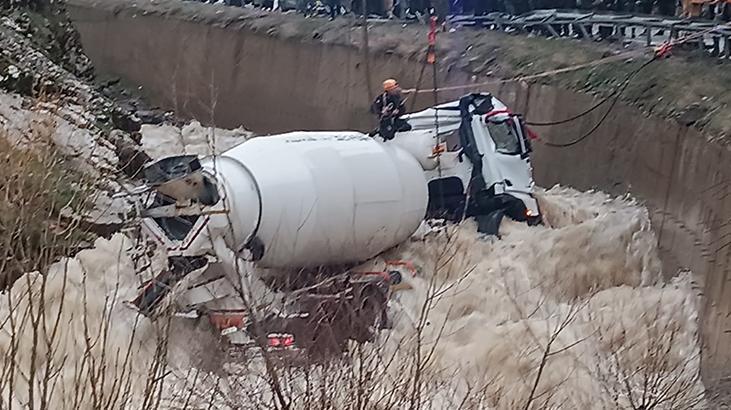 Beton mikseri dereye yuvarlandı! Şoför akıntıya kapılarak kayboldu