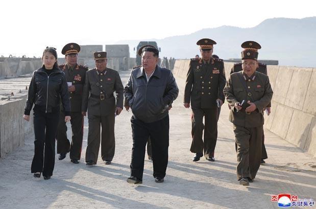 Dünya bu kareleri konuşuyor Kuzey Kore lideri Kim Jong un ve kızı füze testinde Dünya bu kareleri konuşuyor Kuzey Kore lideri Kim Jong un ve kızı füze testinde