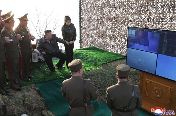 Dünya bu kareleri konuşuyor Kuzey Kore lideri Kim Jong un ve kızı füze testinde Dünya bu kareleri konuşuyor Kuzey Kore lideri Kim Jong un ve kızı füze testinde