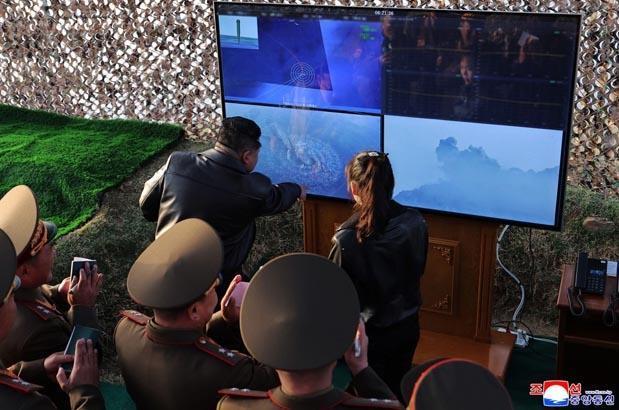 Dünya bu kareleri konuşuyor Kuzey Kore lideri Kim Jong un ve kızı füze testinde Dünya bu kareleri konuşuyor Kuzey Kore lideri Kim Jong un ve kızı füze testinde