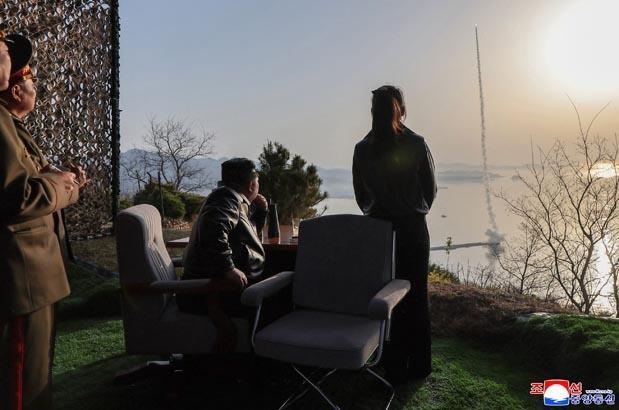 Dünya bu kareleri konuşuyor Kuzey Kore lideri Kim Jong un ve kızı füze testinde Dünya bu kareleri konuşuyor Kuzey Kore lideri Kim Jong un ve kızı füze testinde