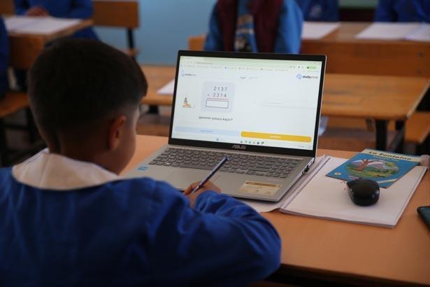 Köy okulunda geliştirildi, herkesi şaşırttı: Daha hızlı öğreniyorum