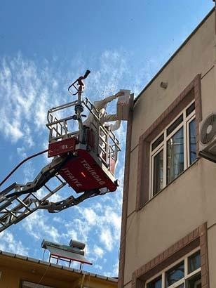 Binayı sardı esnaf fark etti Şehrin göbeğinde büyük panik: Özel kutuya yerleştirildiler