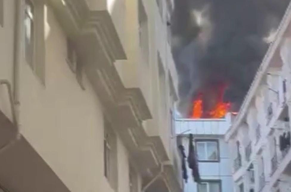 Esenyurt'ta çatı yangını! Bölgeye ekipler sevk edildi