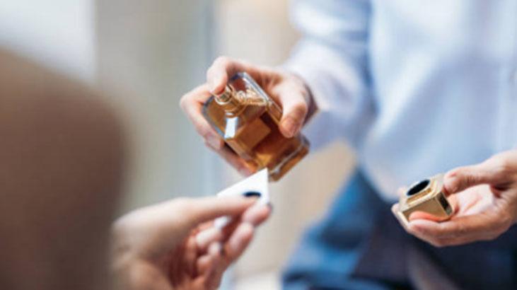 Parfümlerin içinden at idrarı çıktı Cildi mahvediyor, herkes fiyatına şaşırdı Parfümlerin içinden at idrarı çıktı Cildi mahvediyor, herkes fiyatına şaşırdı