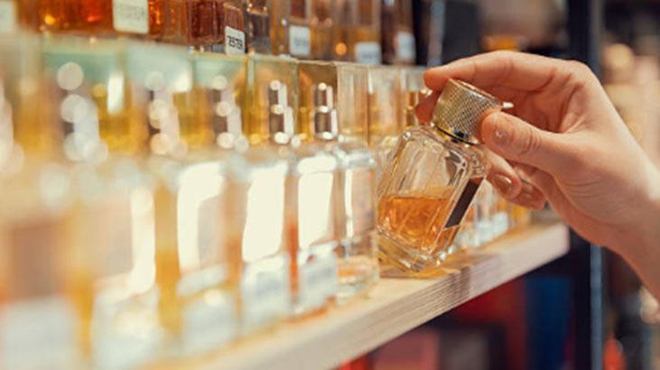 Parfümlerin içinden at idrarı çıktı Cildi mahvediyor, herkes fiyatına şaşırdı Parfümlerin içinden at idrarı çıktı Cildi mahvediyor, herkes fiyatına şaşırdı
