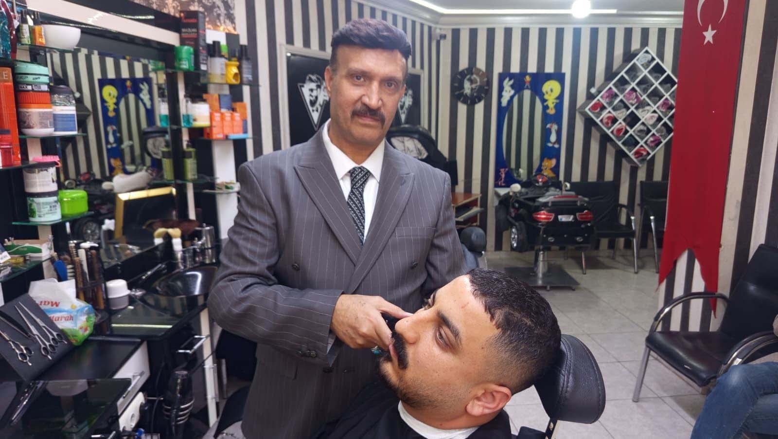 47 yıllık kravatlı berber müşterilerin gözdesi! Takım elbiseyle tıraş ediyor