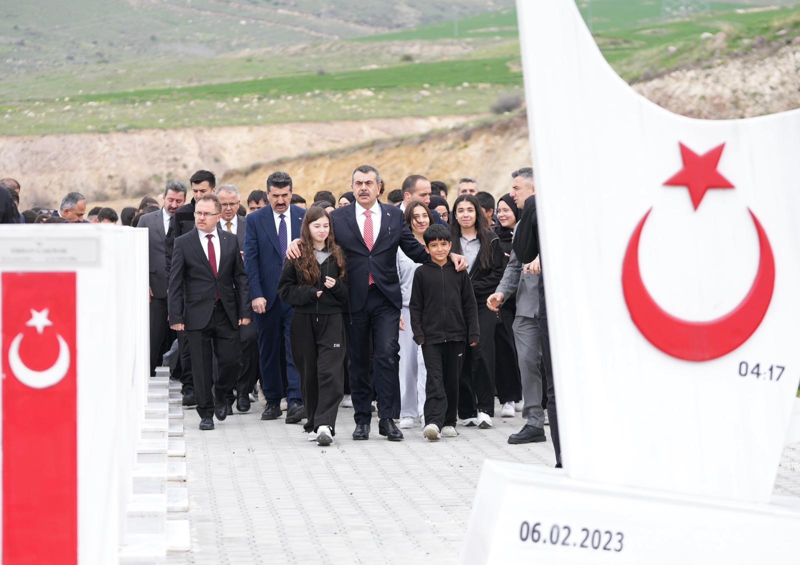 Bakan Tekin: Menfur bir olayın içerisinde çocuklarımızı kullandılar