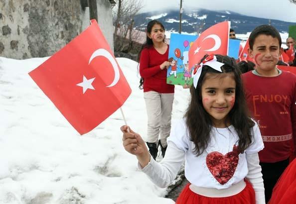 KARSTA KÖY OKULUNDAKİ ÖĞRENCİLERDEN ANLAMLI VE DUYGUSAL 23 NİSAN YÜRÜYÜŞÜ