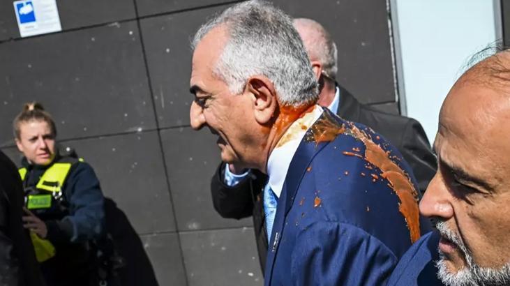 Almanya'da İran'ın devrik Şah'ının oğlu Pehlevi'ye soğuk duş! Kırmızı sıvı atıldı
