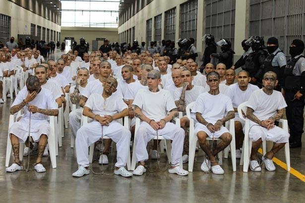 Tarixi məhkəmə prosesi başladı: Küçələrdə Qorxu İmperiyası hakimin qarşısında dayanır.