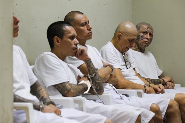 Tarixi məhkəmə prosesi başladı: Küçələrdə Qorxu İmperiyası hakimin qarşısında dayanır.